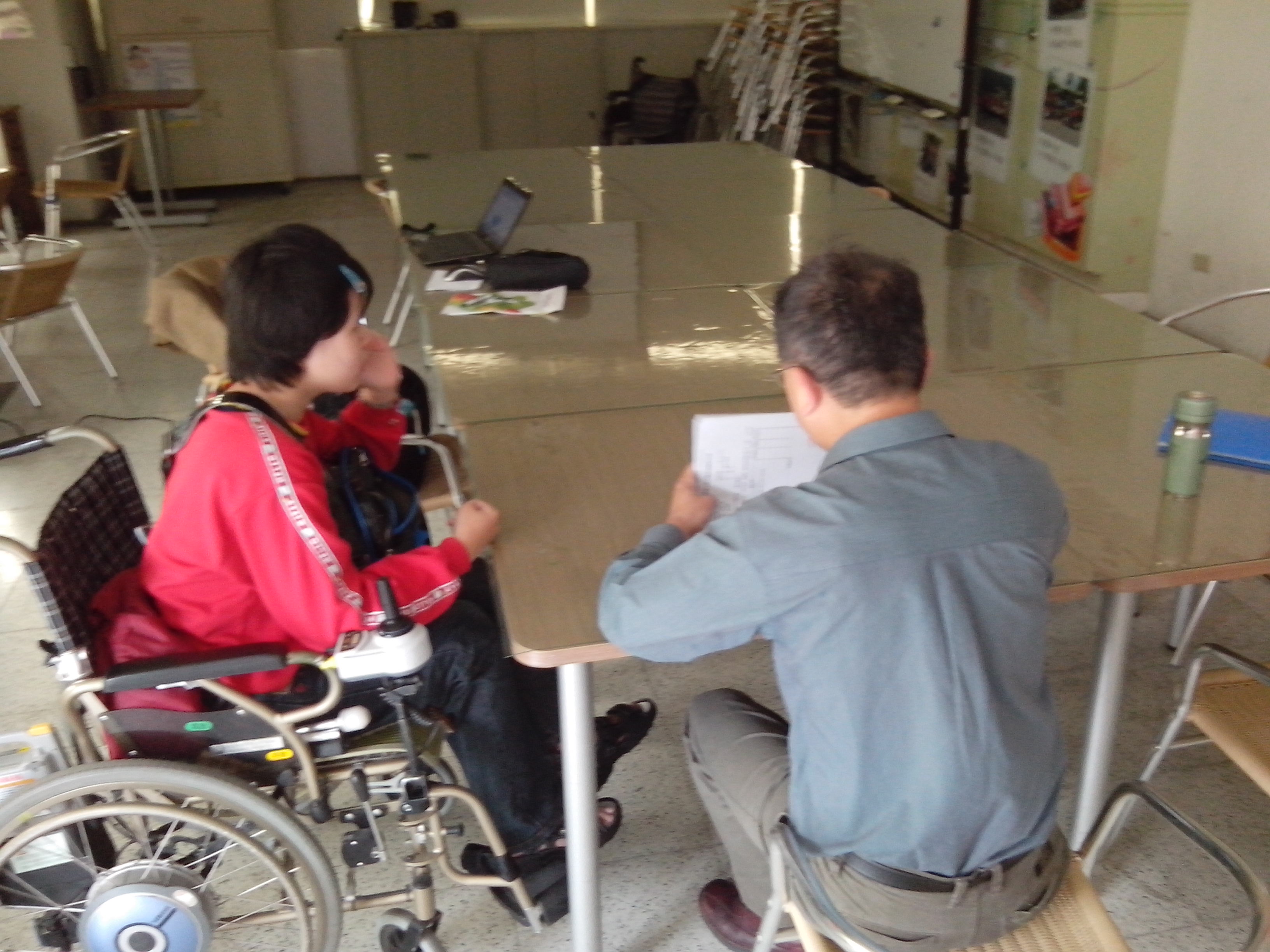 專業人士評估趙婉媃的情況，讓她得以輪椅和手杖代步。