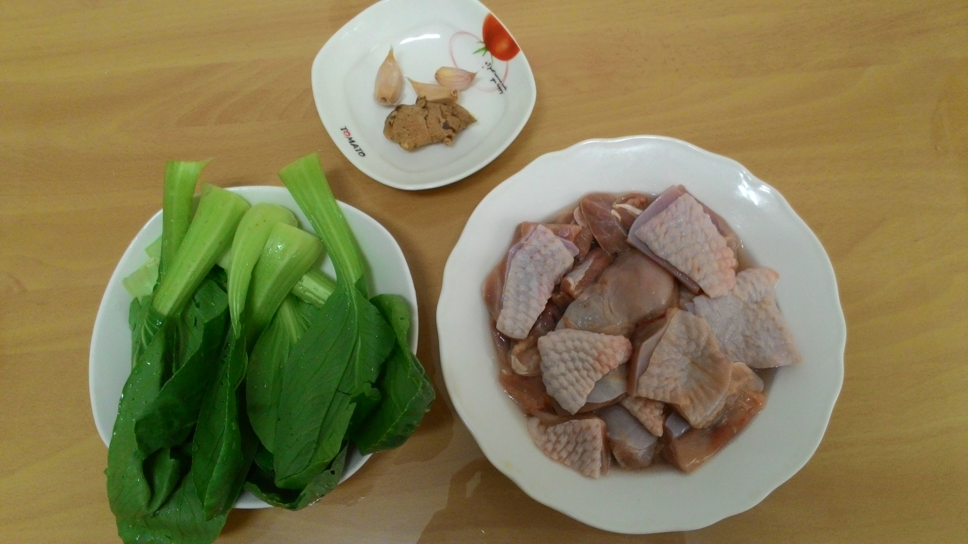 「薑蒜蒸雞」的食材有去骨雞腿肉、青江菜、薑和蒜。