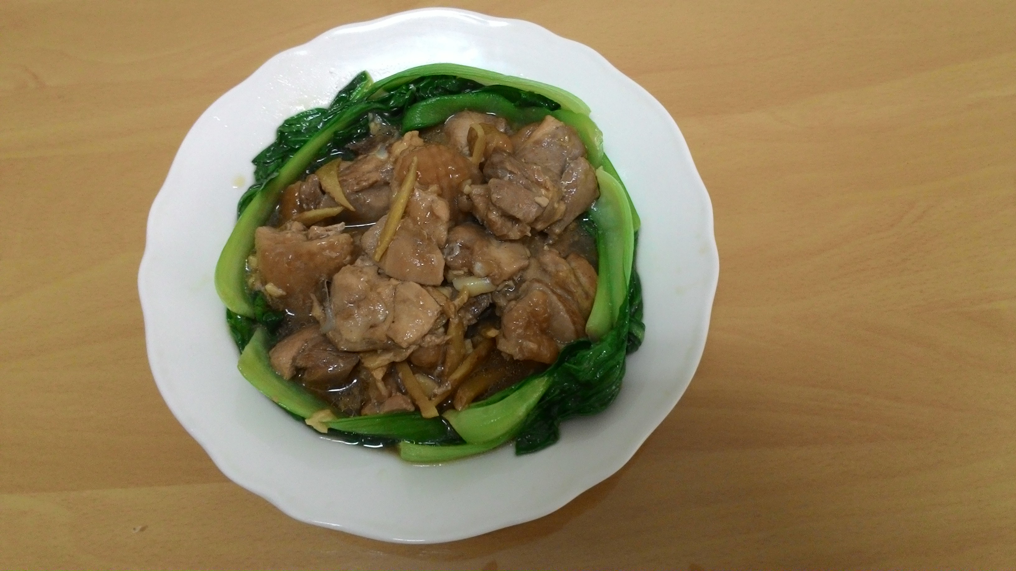 「青江菜」圍繞在雞肉外，秀色可餐。