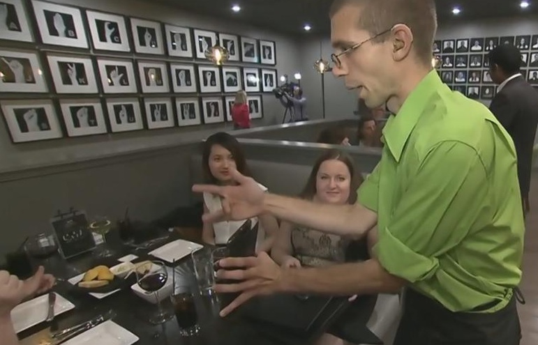 多倫多有一家名為「Signs」的餐廳，其特色就是所有員工都是全聾者。