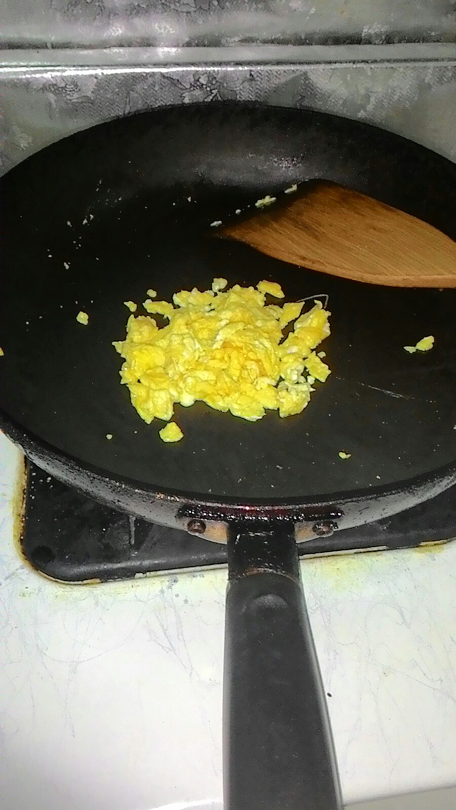 把蛋打散並且炒碎。